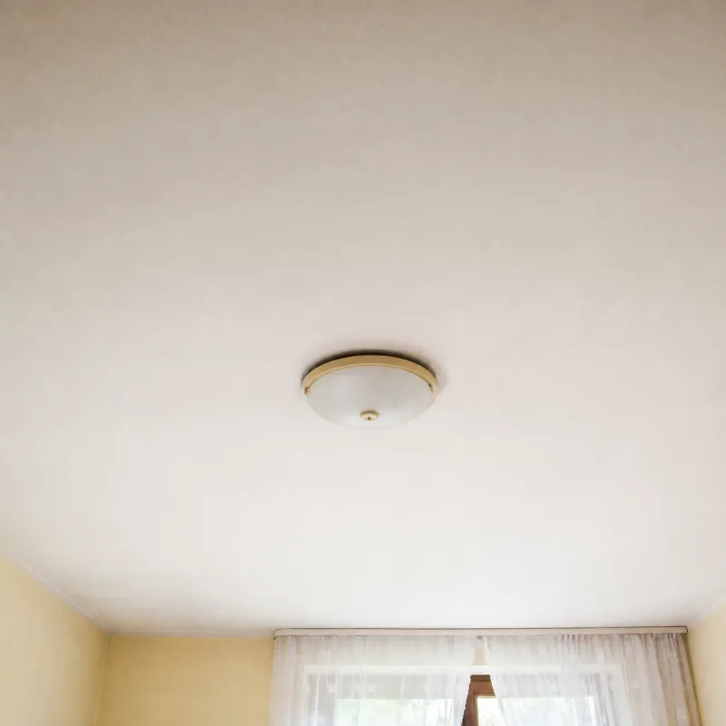 Schlichte Zimmerdecke mit Deckenleuchte