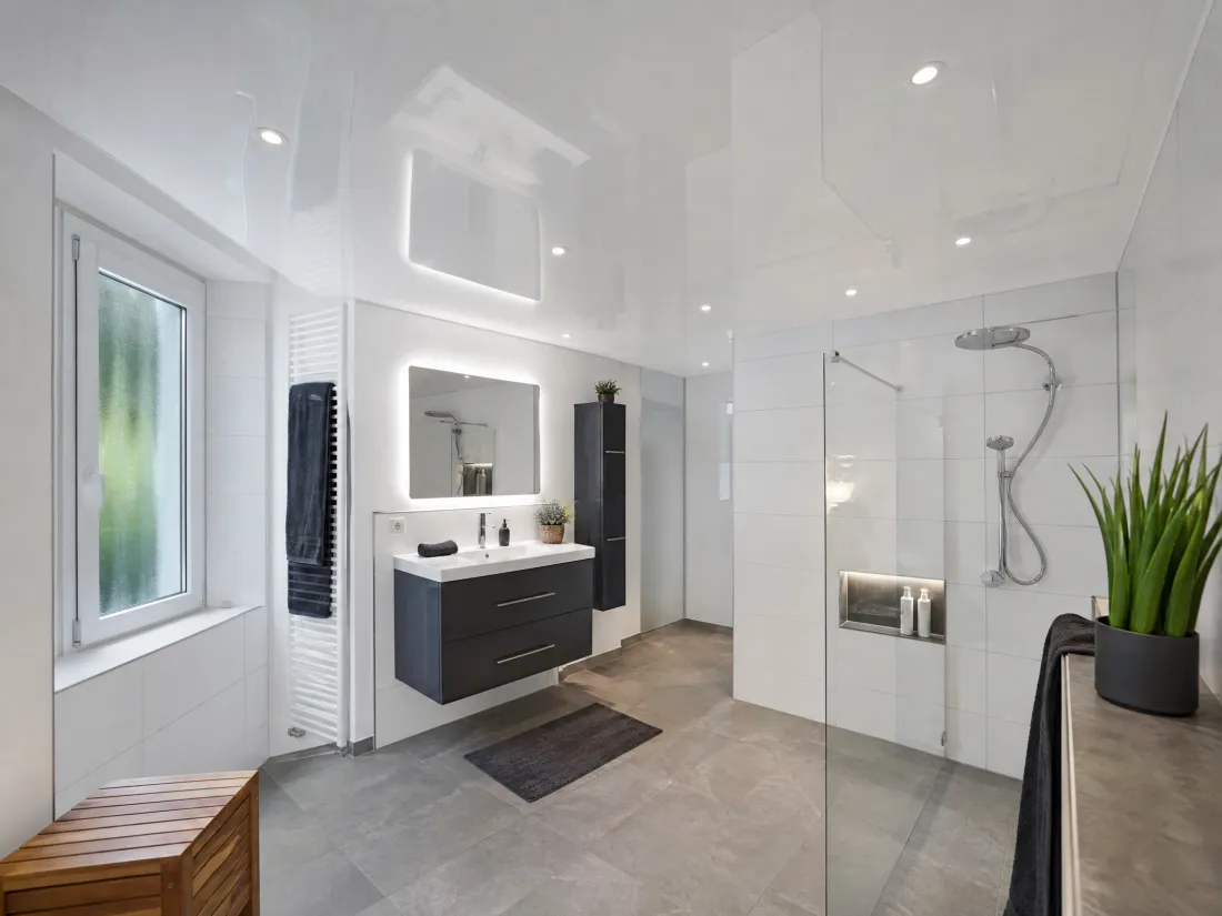 Elegantes Badezimmer mit spiegelnder Spanndecke