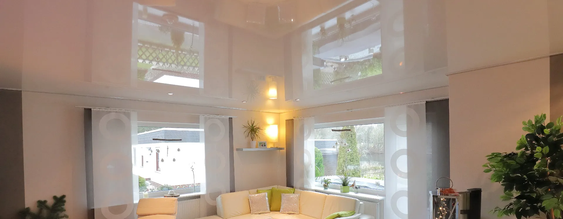 Helles Wohnzimmer mit glänzender Spanndecke