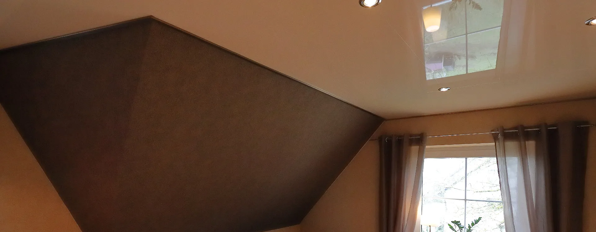 Schlafzimmer mit zweifarbiger Spanndecke
