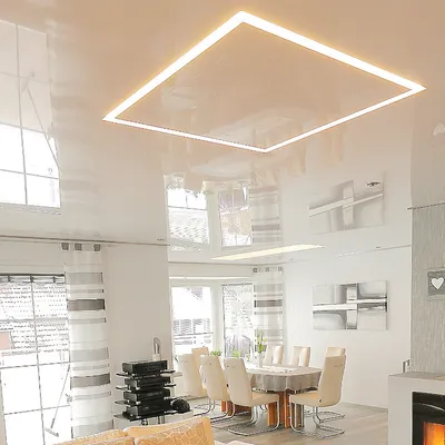 Moderner Essbereich mit Lichtkanal-Decke