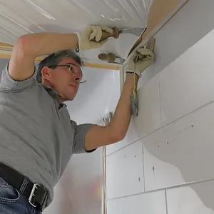 Stefan Ulfig bei der Montage einer Lackspanndecke